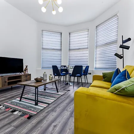 Comfy And Contemporary One Bedroom Flat